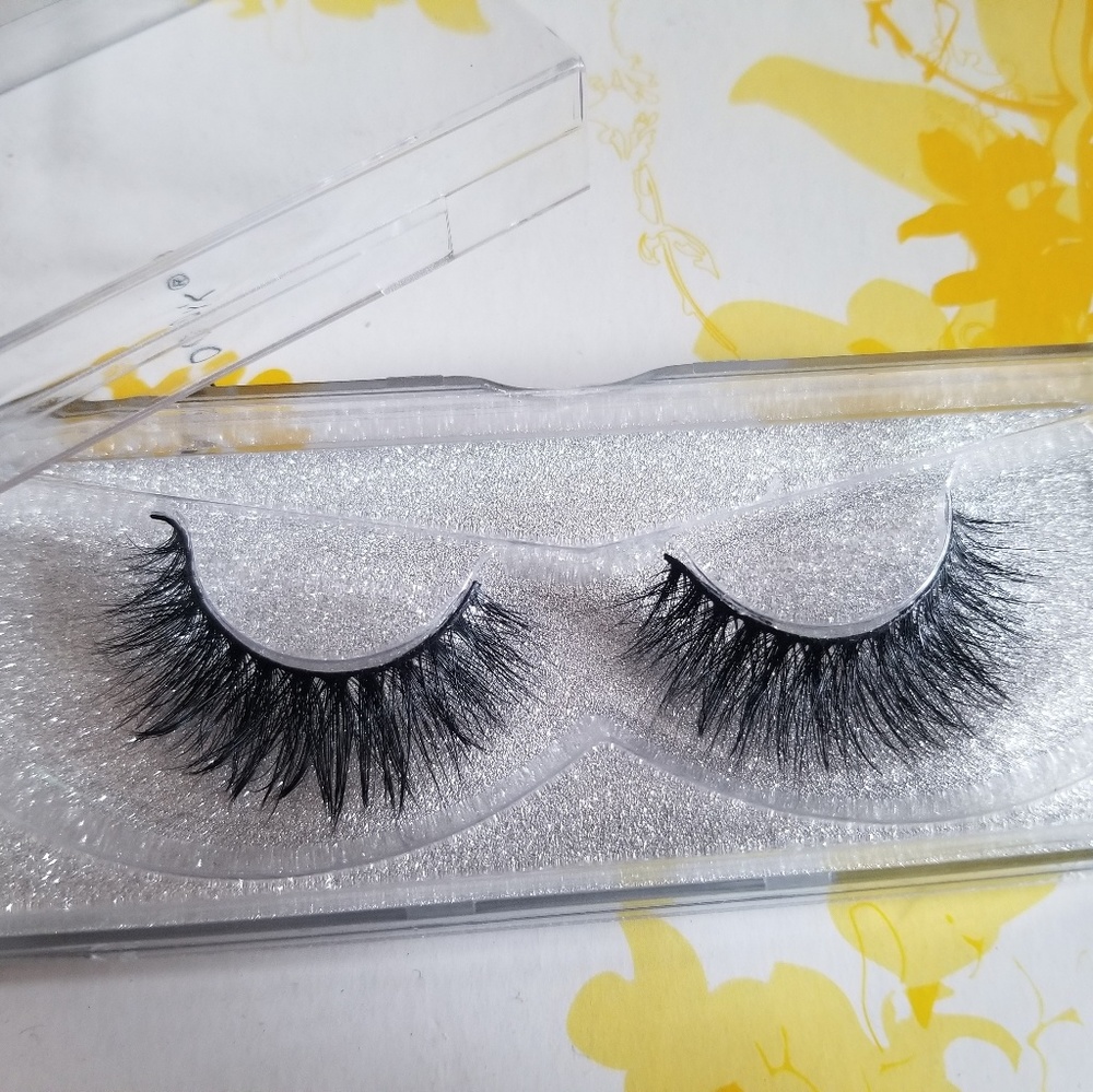 B Lashed Lashes - Picture 3 of 3